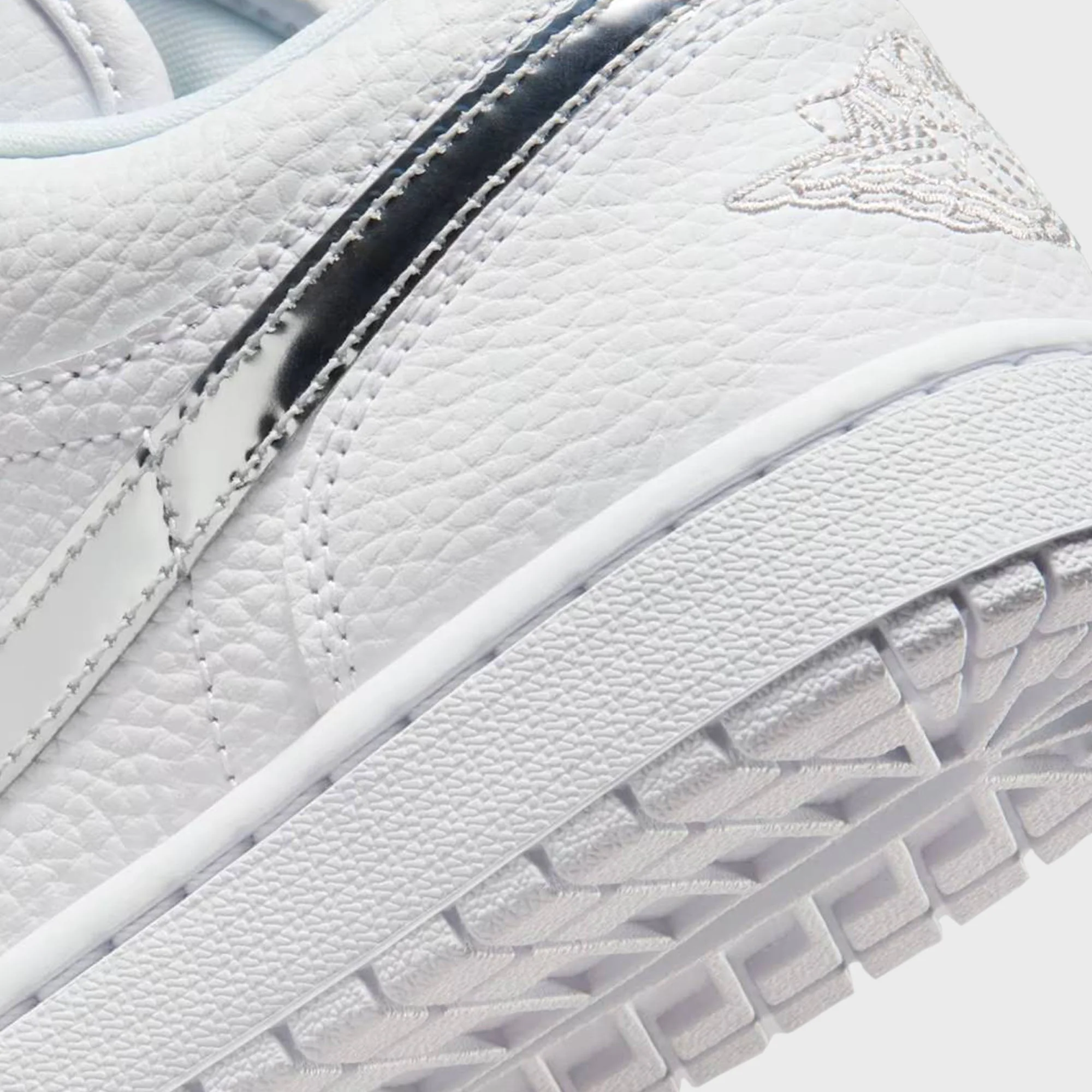 Jordan WMNS Air Jordan 1 Low SE - White / Metallic Silver - Image 5