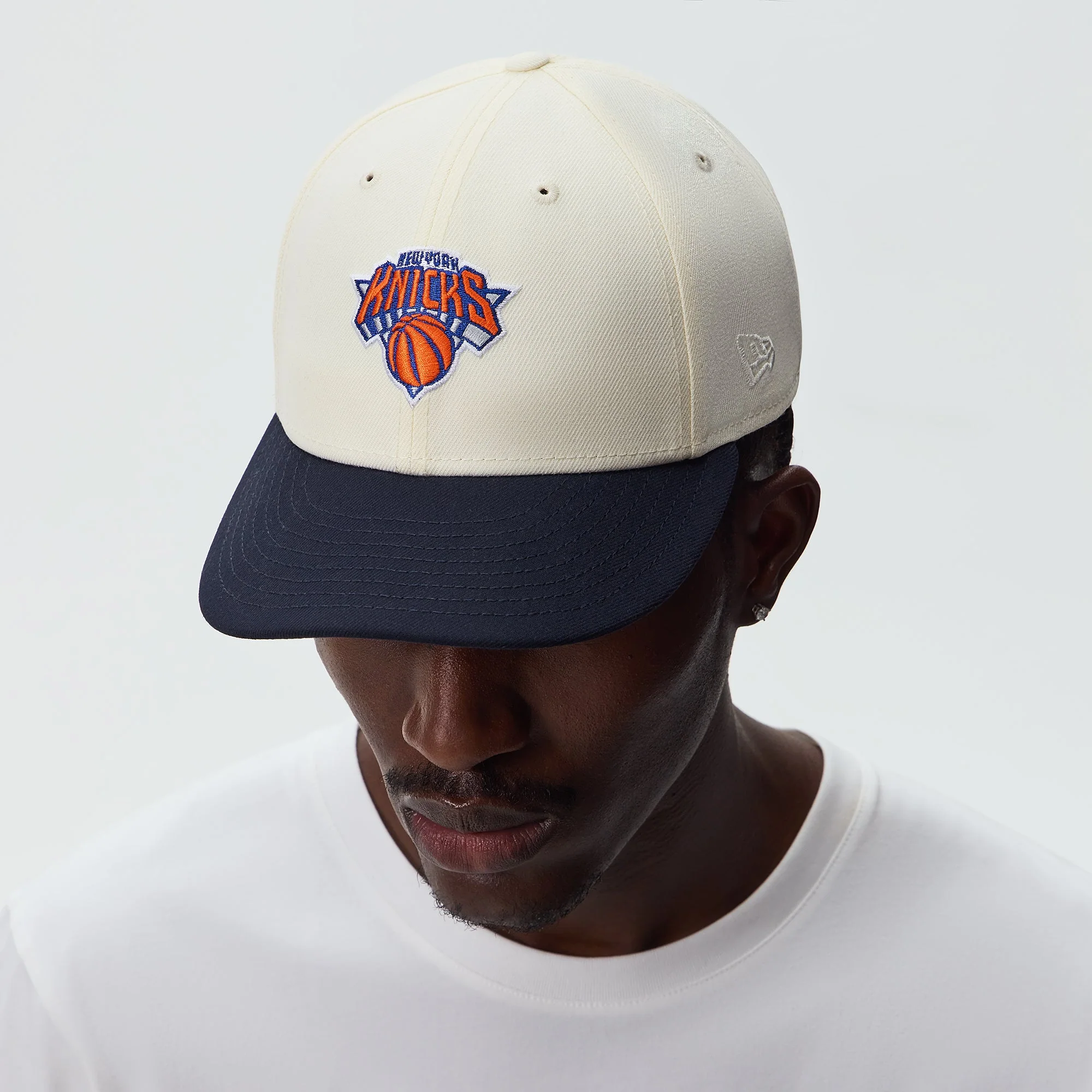 Kith & New Era for the New York Knicks Two Tone 59FIFTY Low Profile Fitted Cap - Sandrift - Image 2