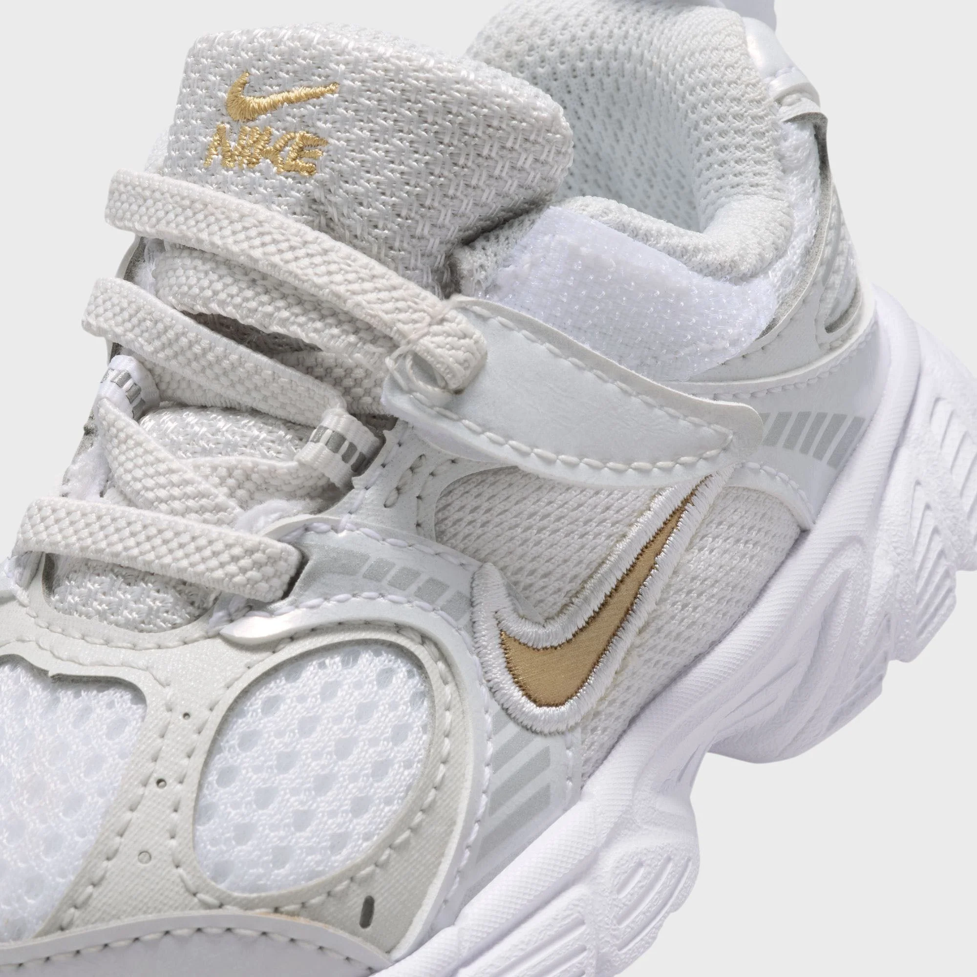 Nike V5 Rnr - White / Metallic Gold / Metallic Silver - Image 7