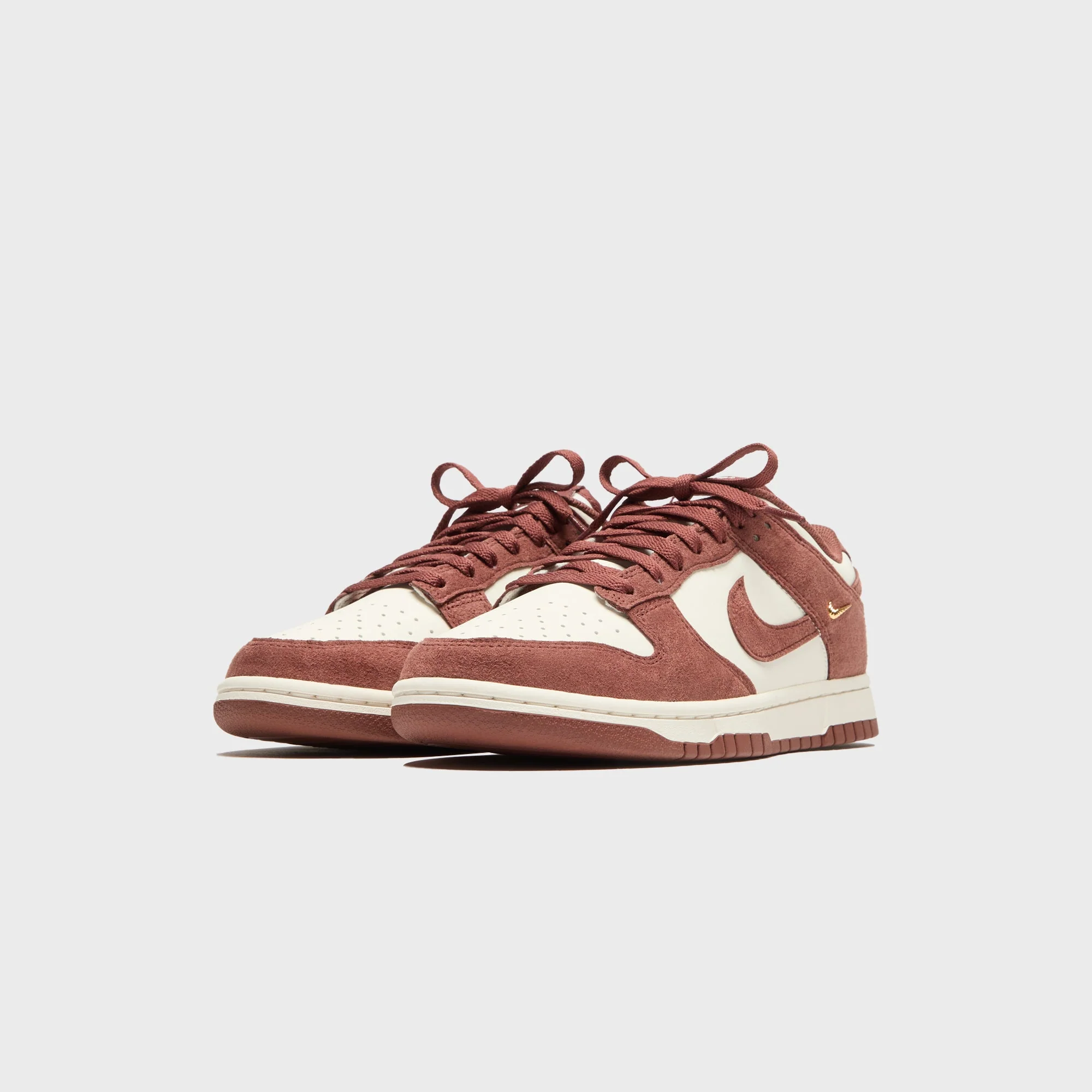 Nike WMNS Dunk Low - Sail / Red Sepia / Metallic Gold - Image 2