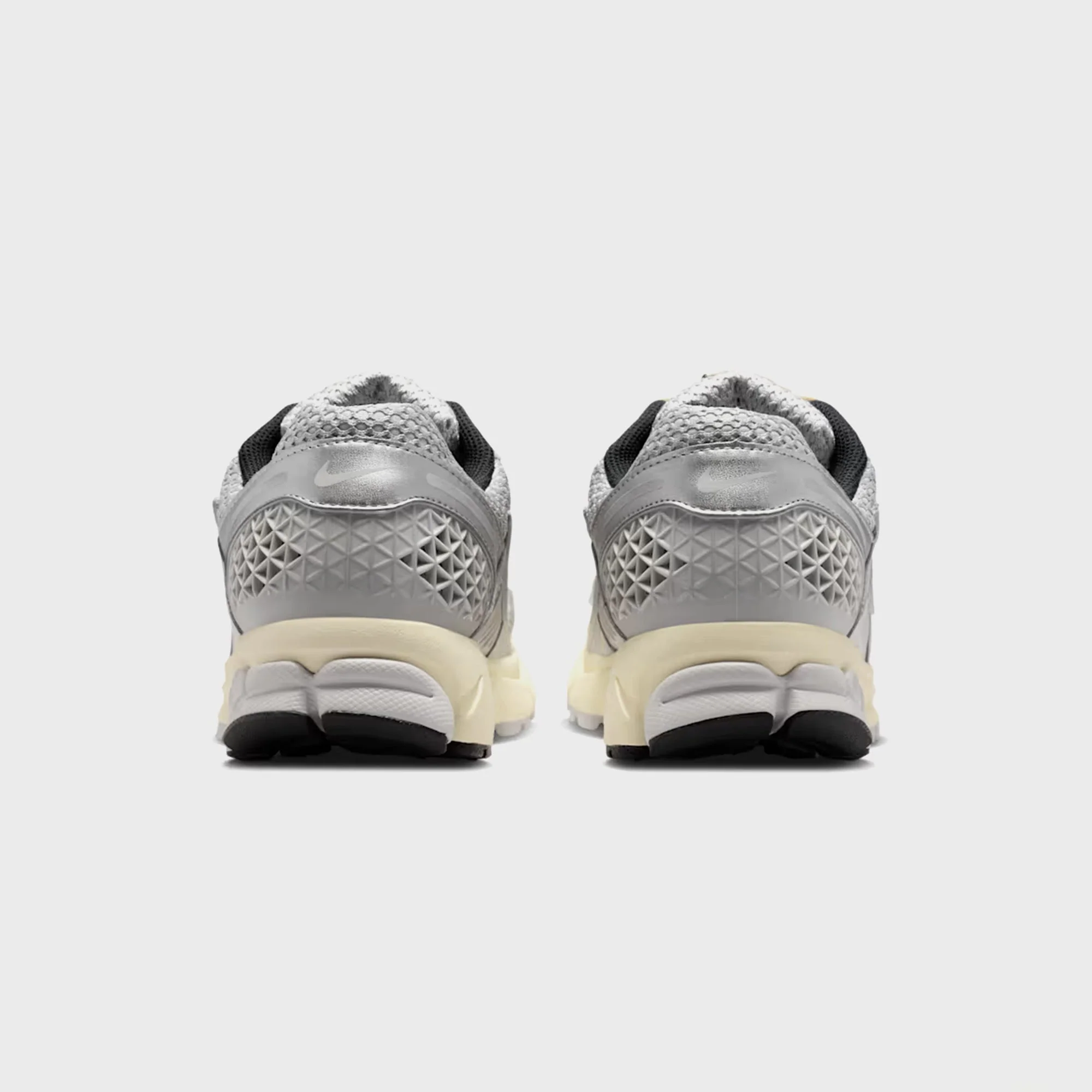Nike Zoom Vomero 5 - Grey Fog / Chrome / Metallic Silver - Image 4