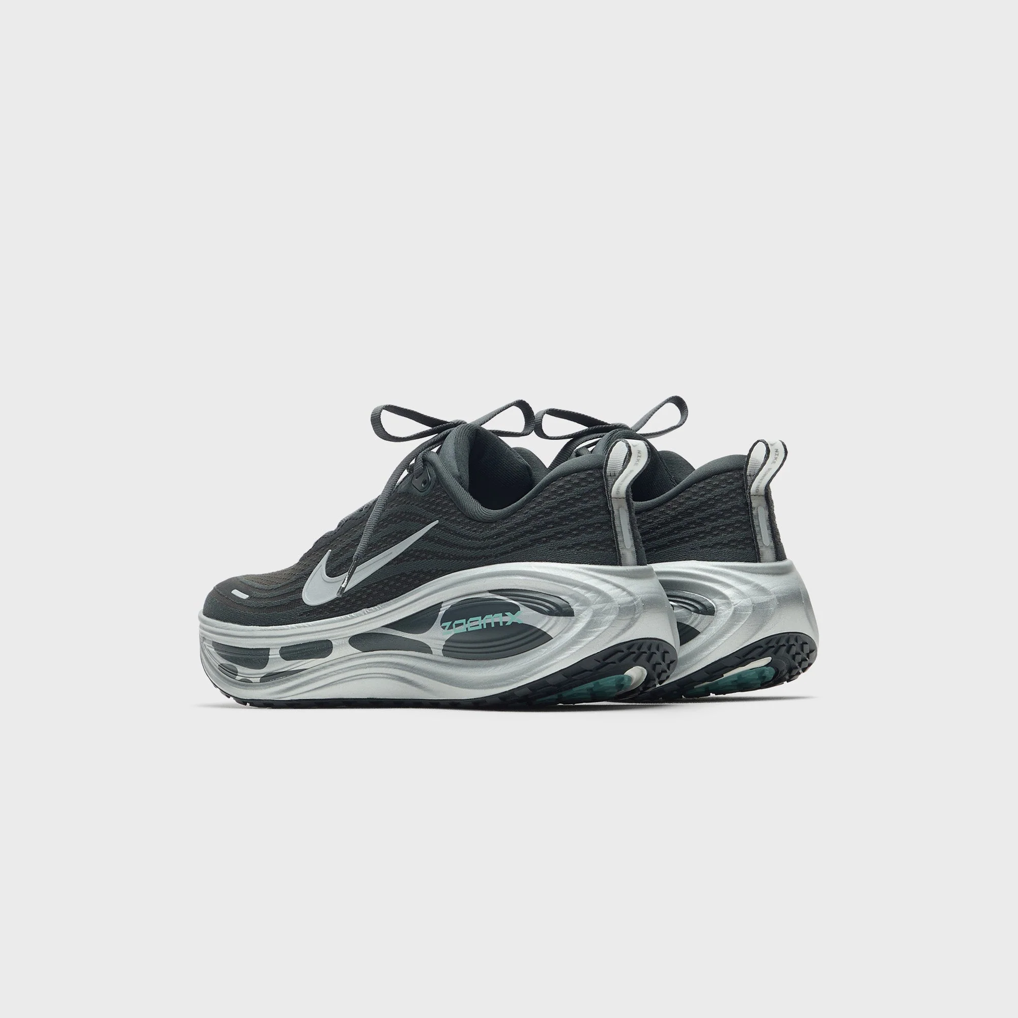 Nike Vomero Plus Anthracite - Reflect Silver / Cannon White - Image 4