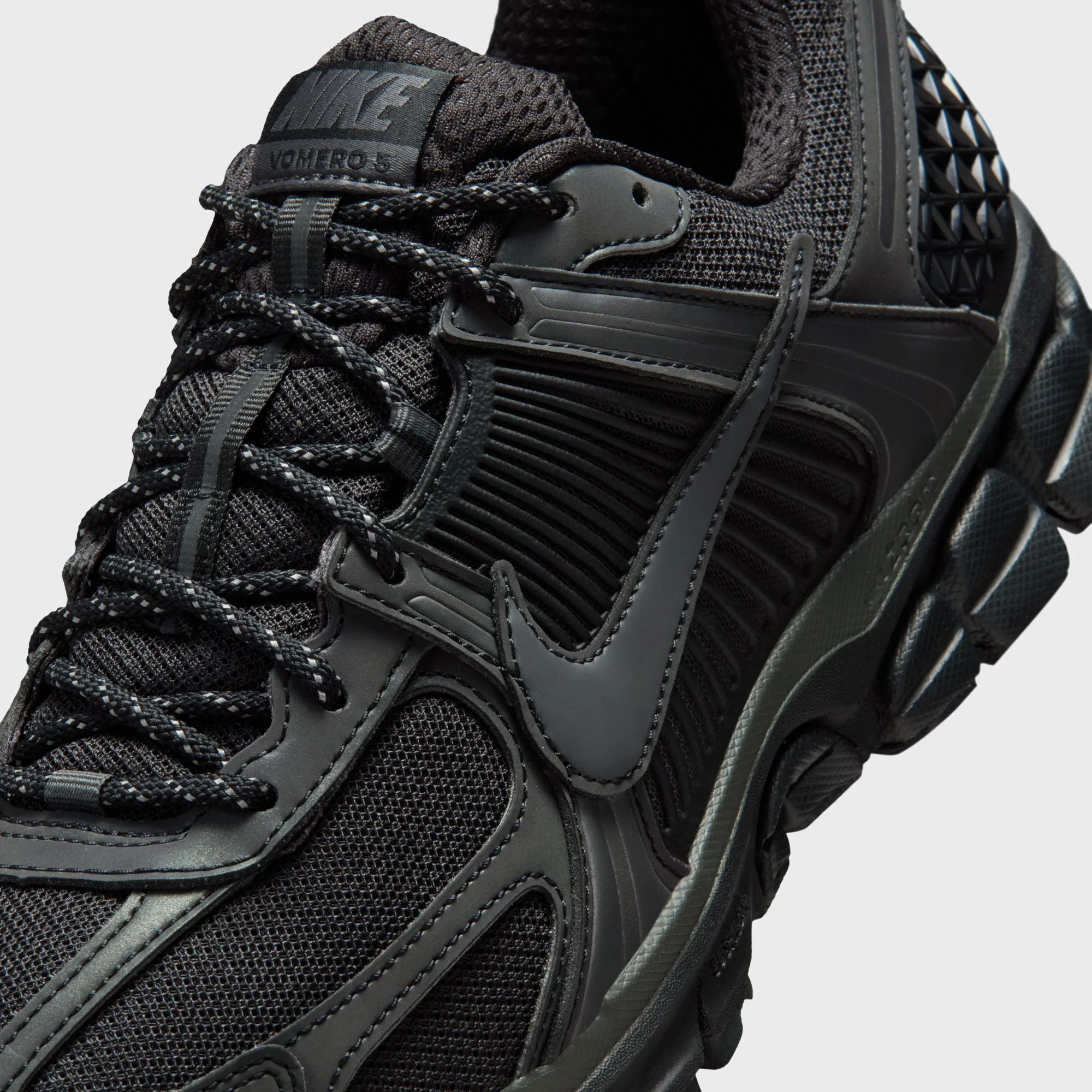 Nike Zoom Vomero 5 - Black / Black - Image 7