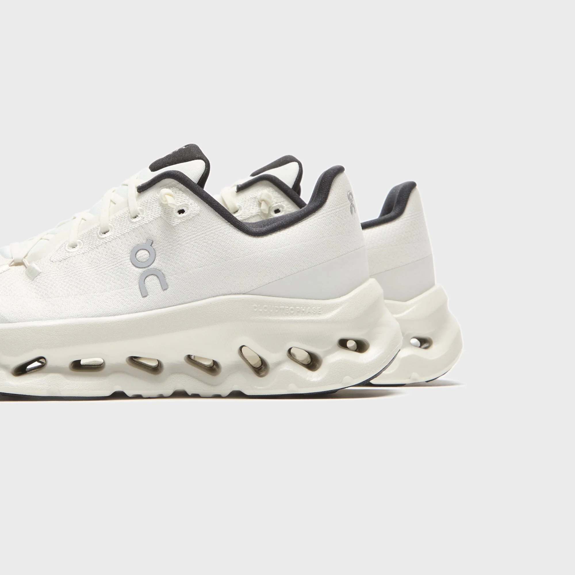On Running WMNS Cloudtilt - Pearl / Black - Image 3