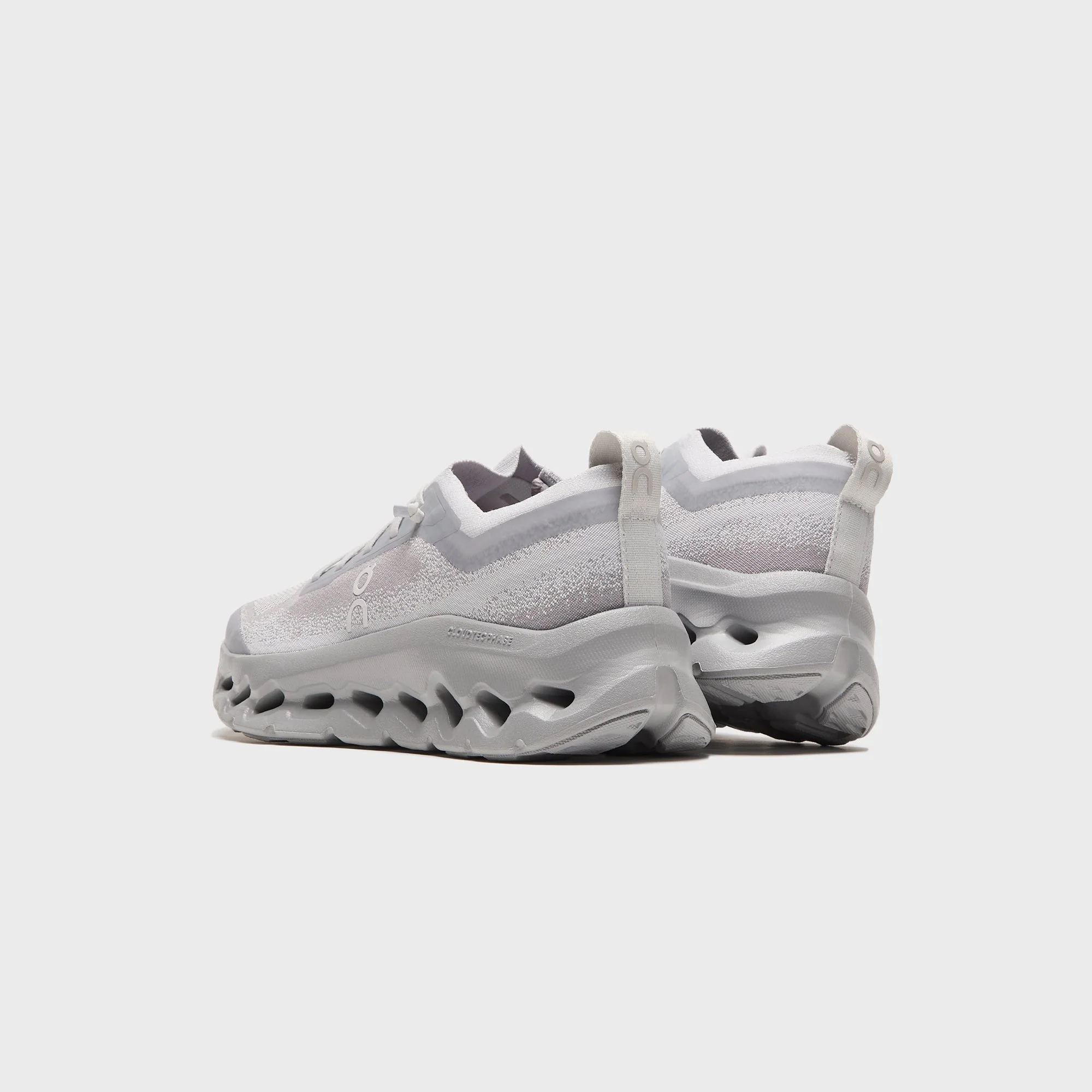 On Running WMNS Cloudtilt Moon - Wolf / Alloy - Image 4
